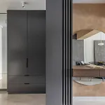 Urbanstay Suites - Prime Location Designer Suite