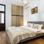Urban Walls Apartments 5B