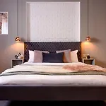 Piata Romana Modern Studio
