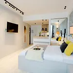 Centric Charm - Modern Studio Living