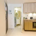 Centric Charm - Modern Studio Living
