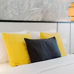 Centric Charm - Modern Studio Living