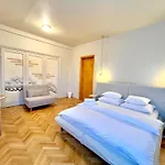 City Center Unirii Square Private Rooms With City View - Shared Amenities
