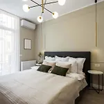 Elegant & Bright 2Br Condos - Steps From Old Town