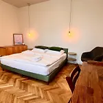 City Center Unirii Square Private Rooms With City View - Shared Amenities