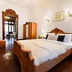 Timeless Elegance Meets Modern Comfort - Stay In The Heart Of The Old Town