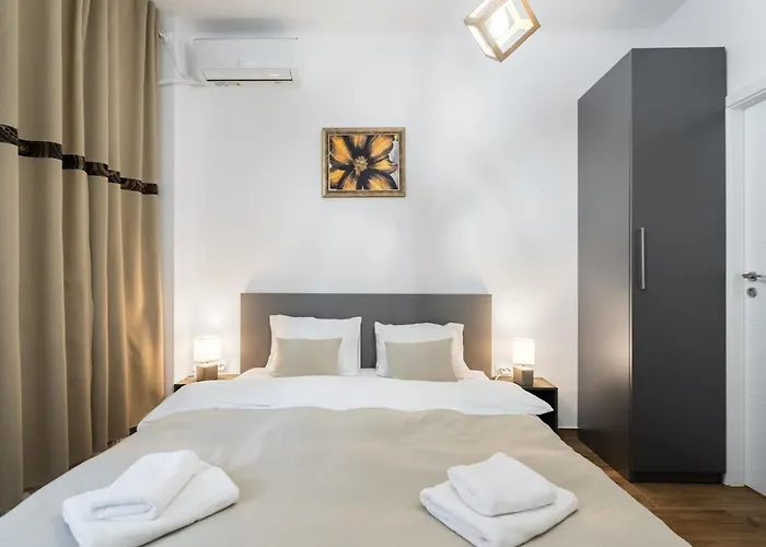 Urban Walls Apartments 5B
