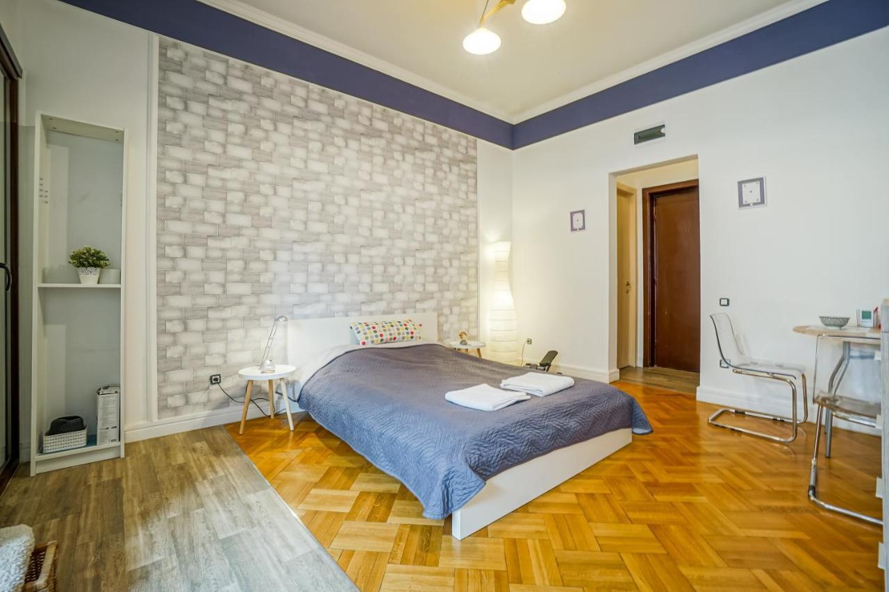 Victoriei Bricks