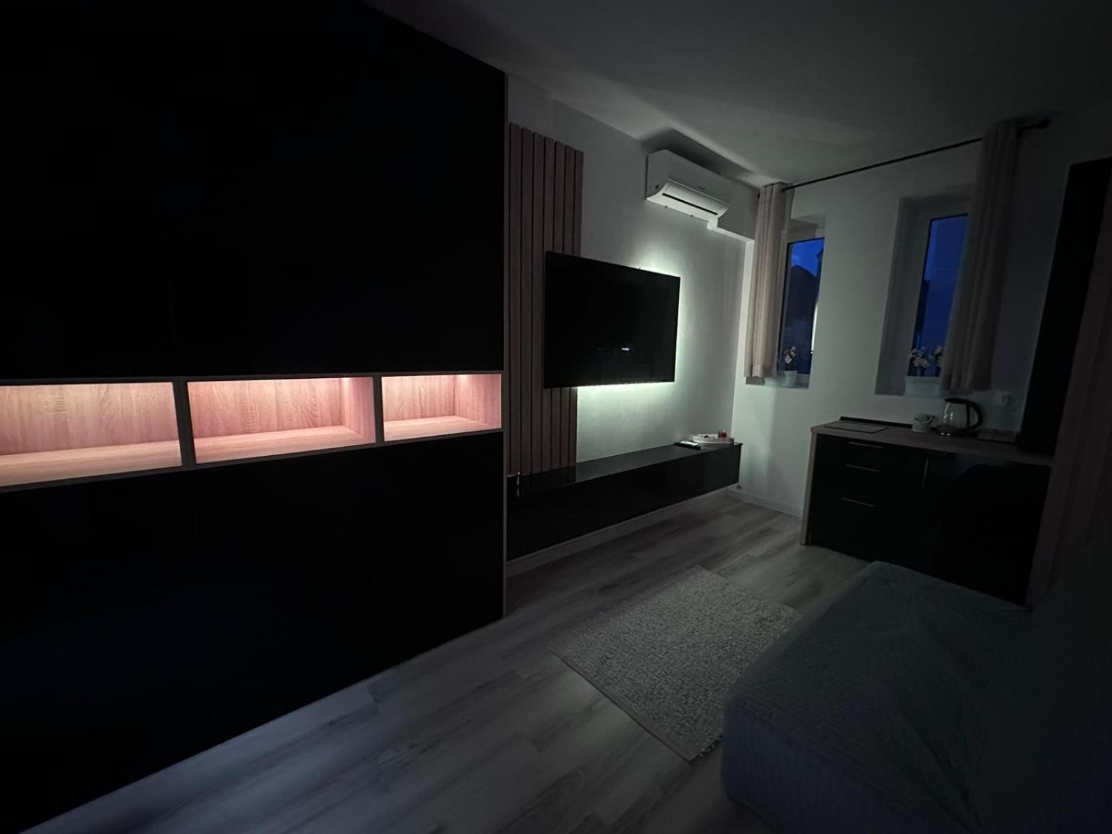 Luxury 1 Bedroom *