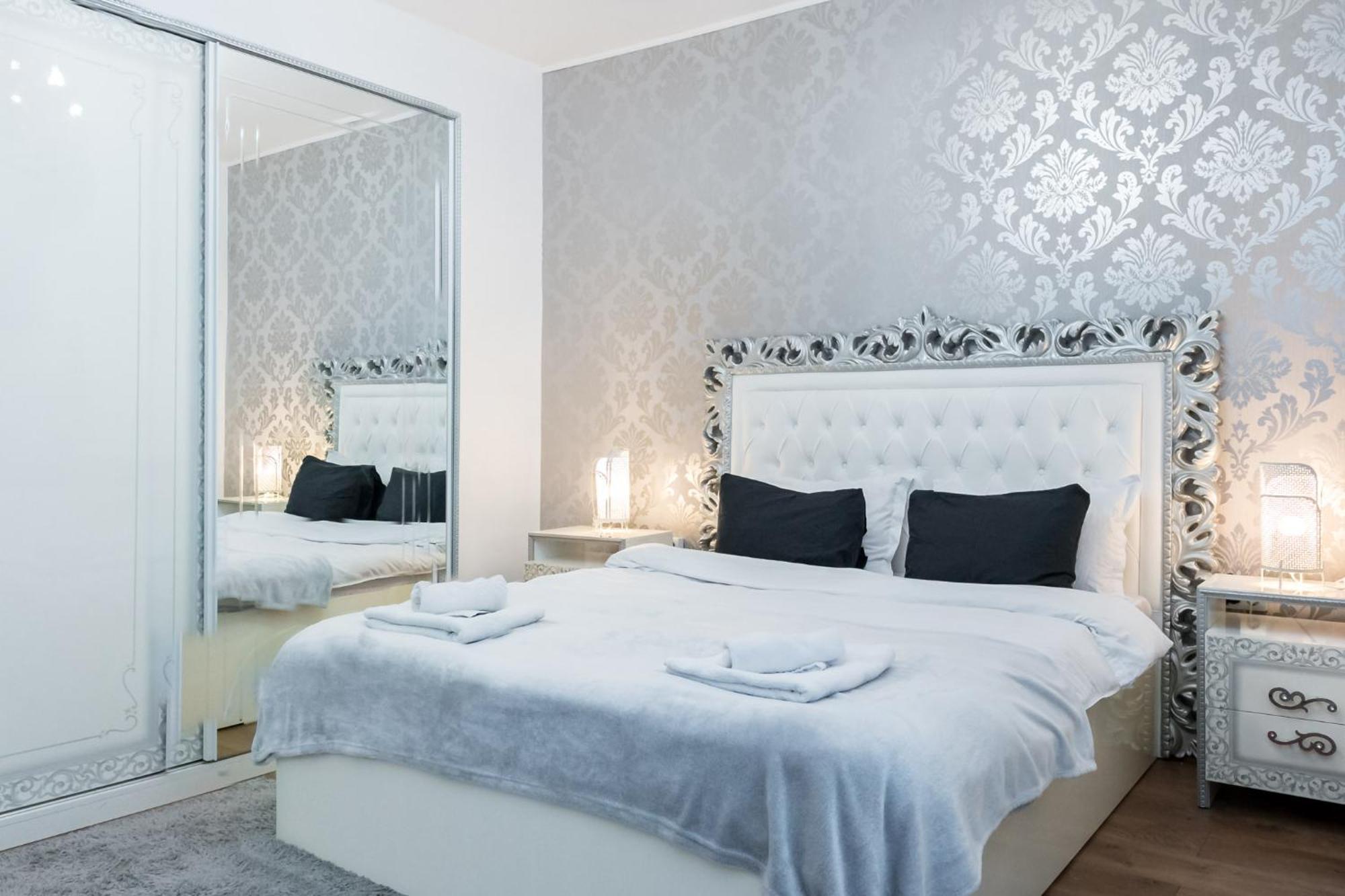Apartment Black Rose