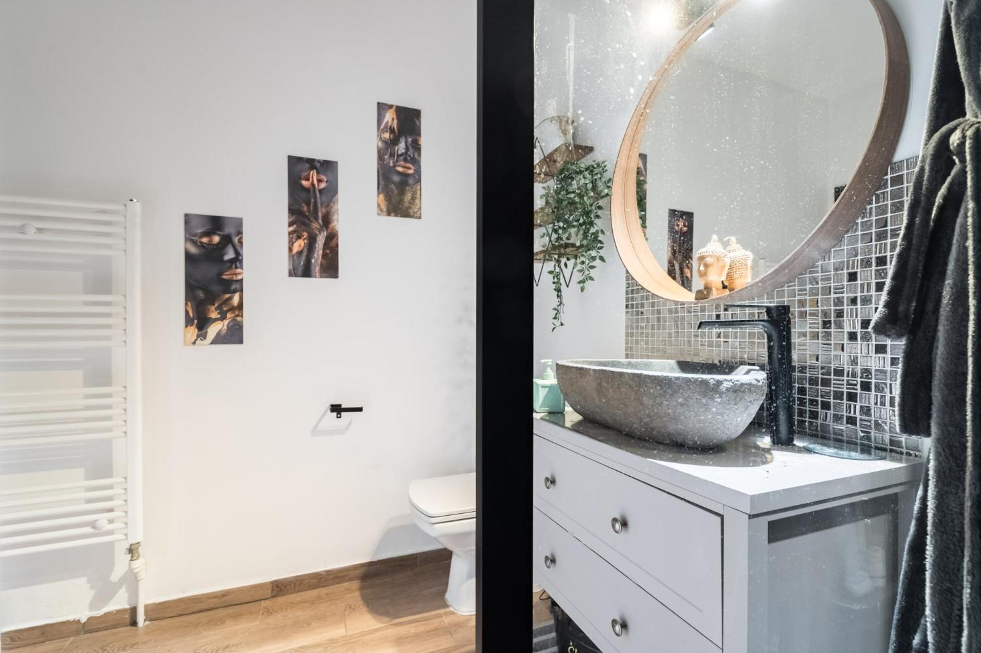 Apartment Black Rose