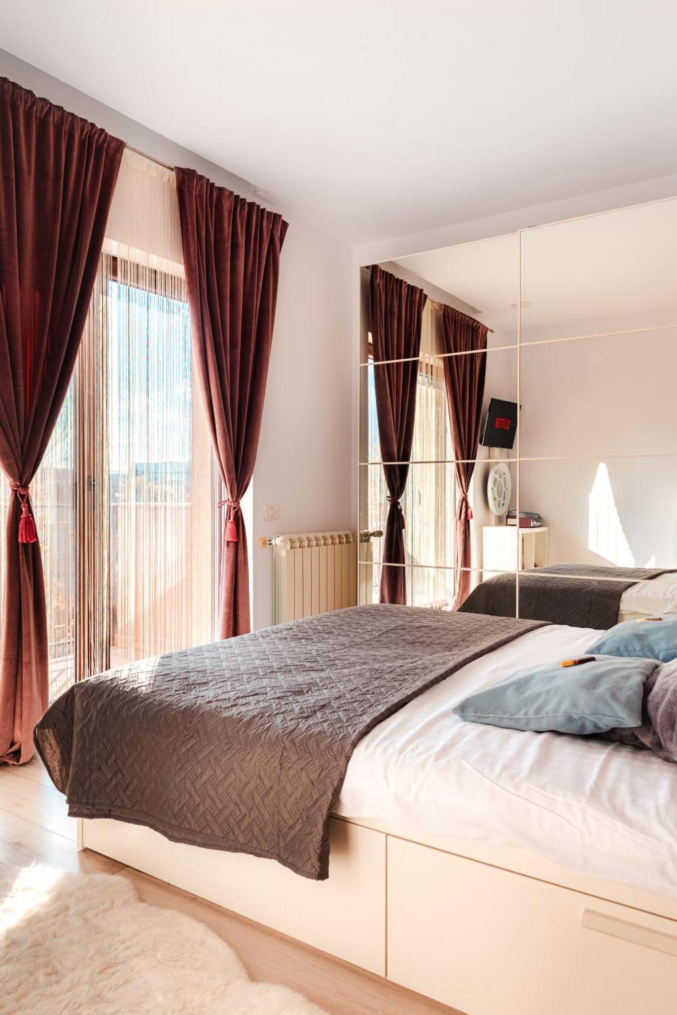 Downtown Boutique - Blue & Pink Apartment