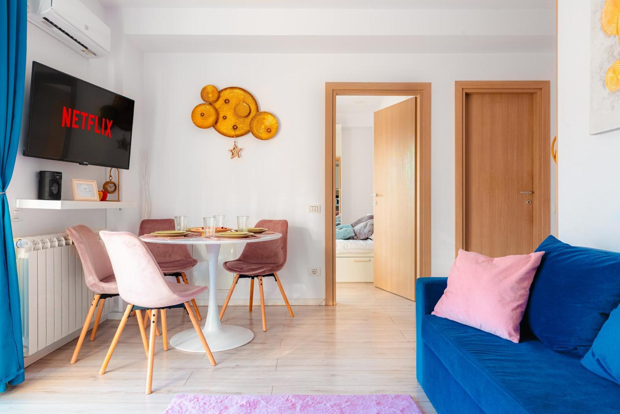 Apartment Downtown Boutique - Blue & Pink