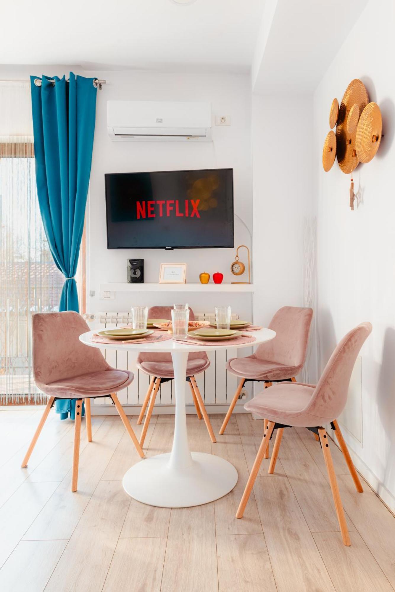 Downtown Boutique - Blue & Pink Apartment Bucharest