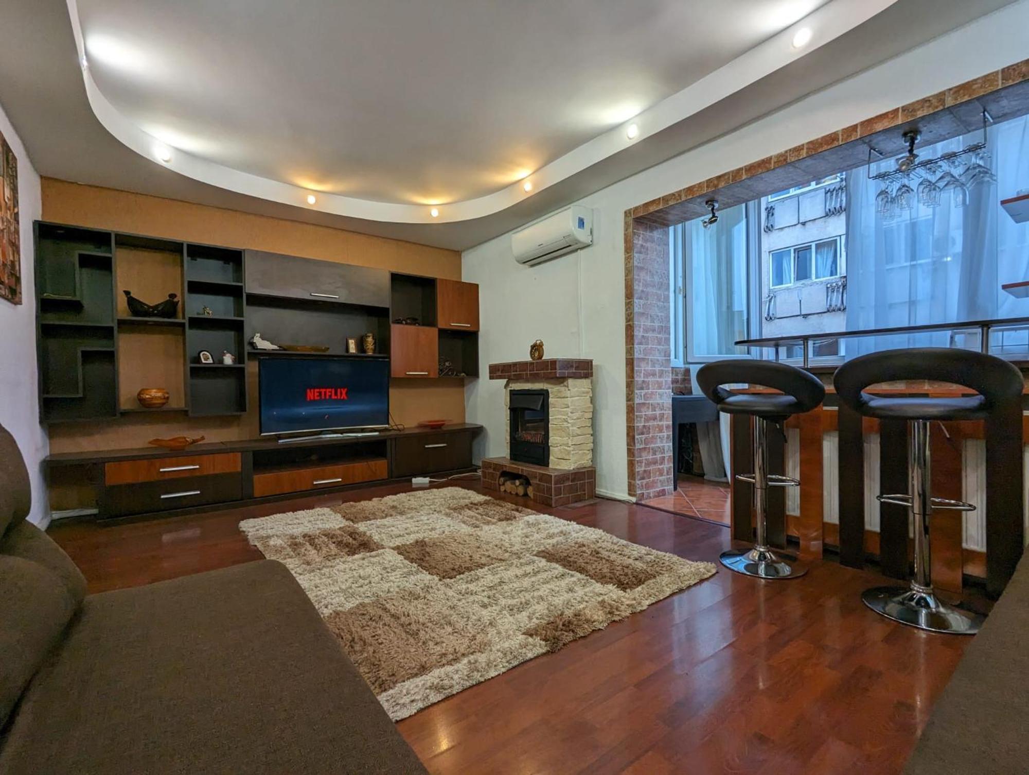 Modern Oasis With A Cozy Fireplace Your Stylish Minutes From Downtown *