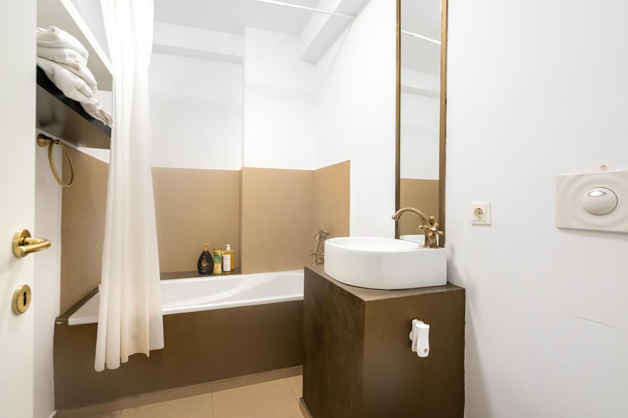 Contemporary Comfort High Above - And Stylish Apartament