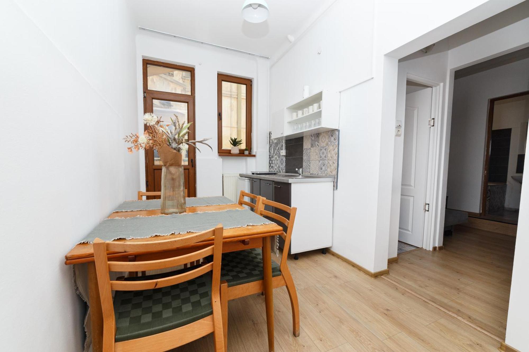 Apartment Color Franceza St *