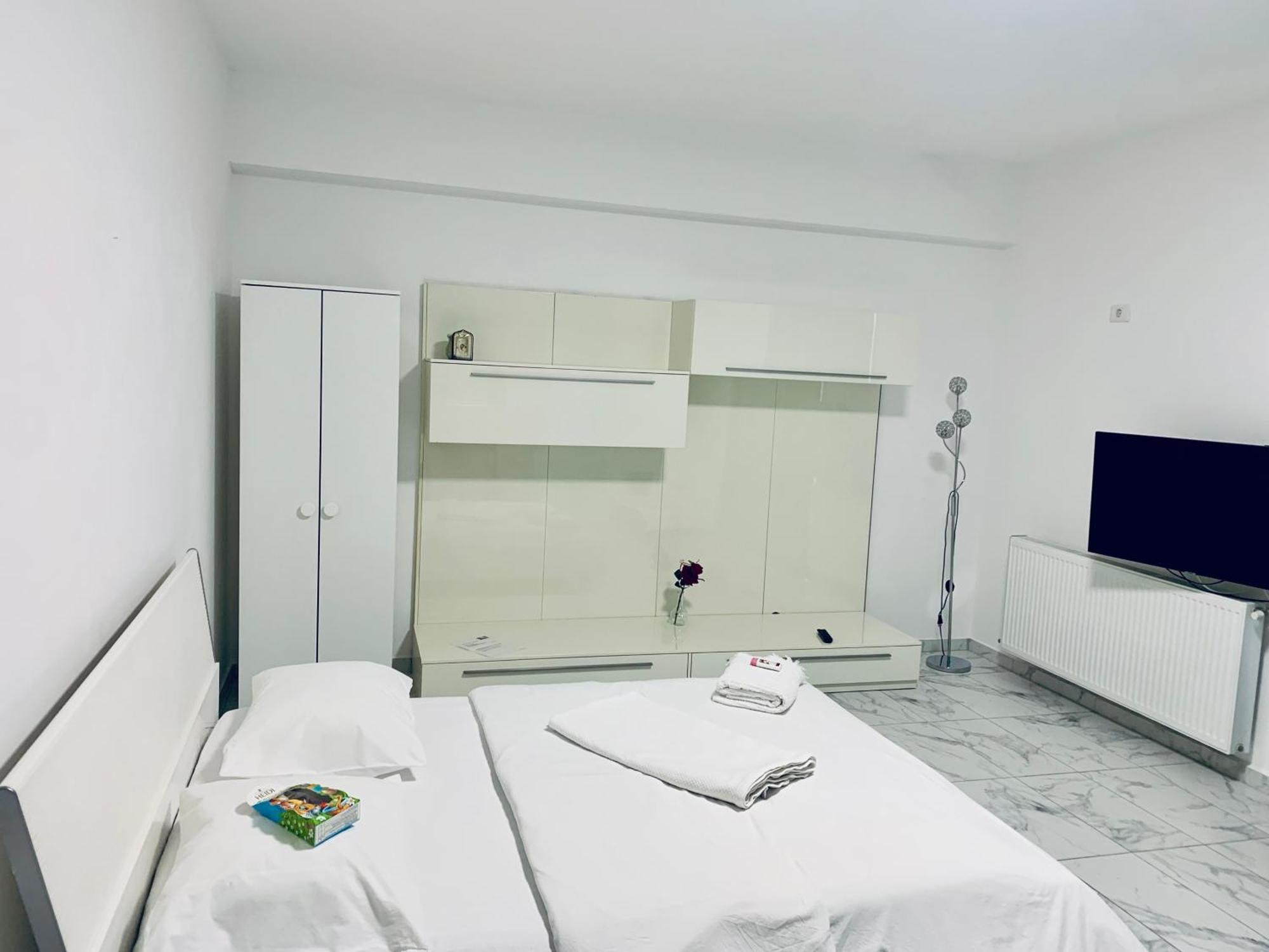 Maria With Free Private Parking Sector 4 Apartment *