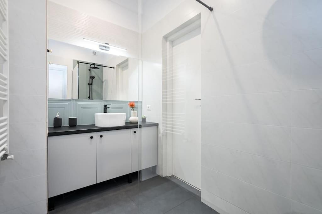 Sunny 4br Flat - Location - Charming Balcony