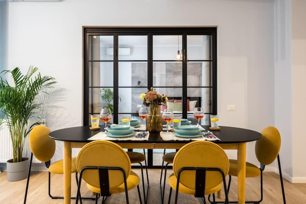 Sunny 4br Flat - Location - Charming Balcony Apartment