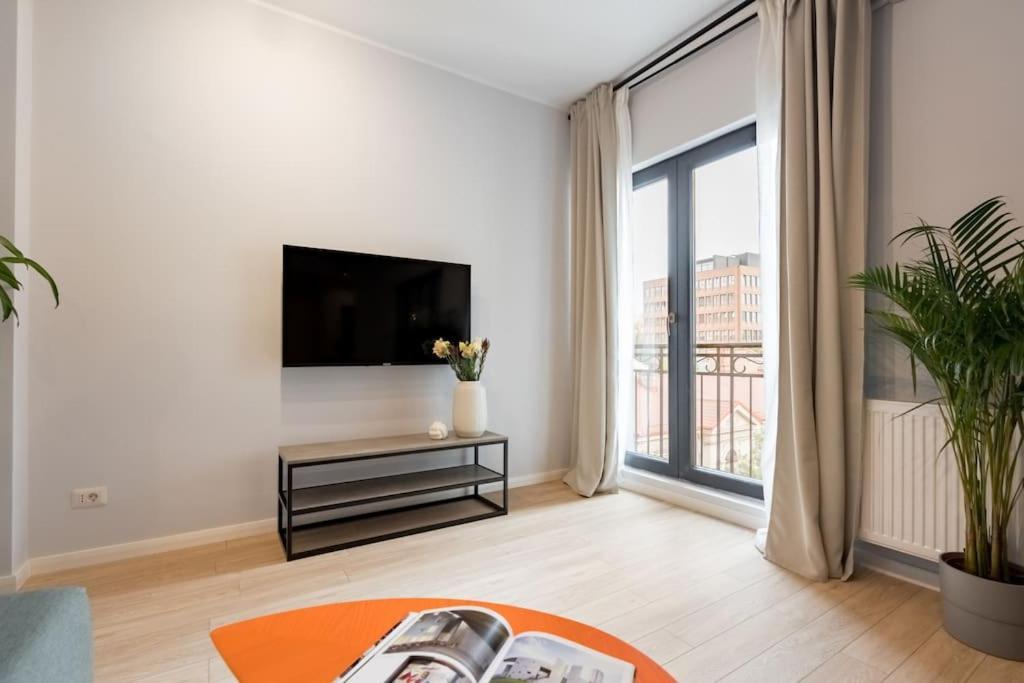 Apartment Sunny 4br Flat - Location - Charming Balcony Bucharest