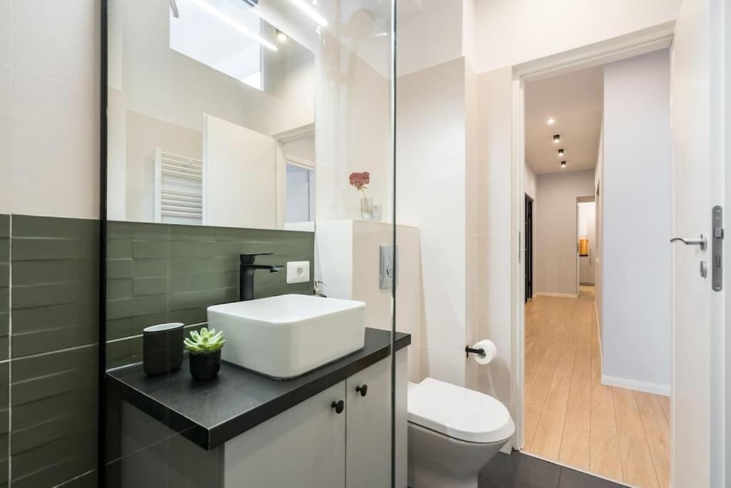 Sunny 4br Flat - Location - Charming Balcony Bucharest
