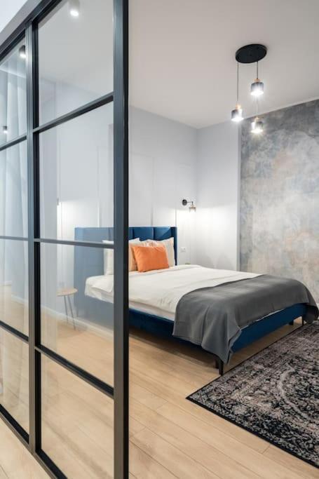 Sunny 4br Flat - Location - Charming Balcony