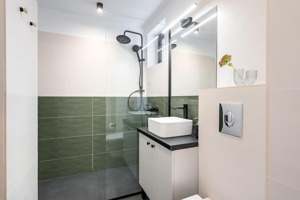 Sunny 4br Flat - Location - Charming Balcony Apartment