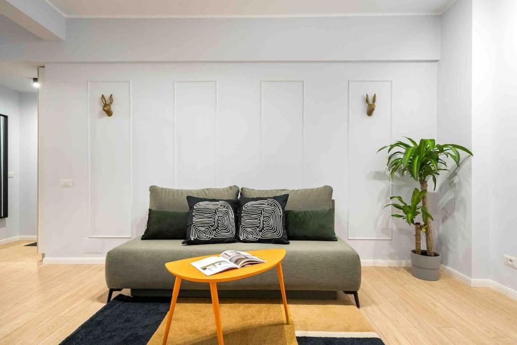 Sunny 4br Flat - Location - Charming Balcony Apartment Bucharest