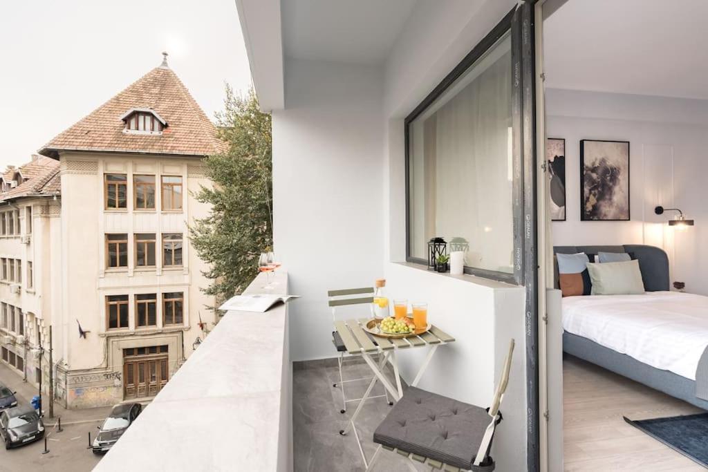 Apartment Sunny 4br Flat - Location - Charming Balcony Bucharest