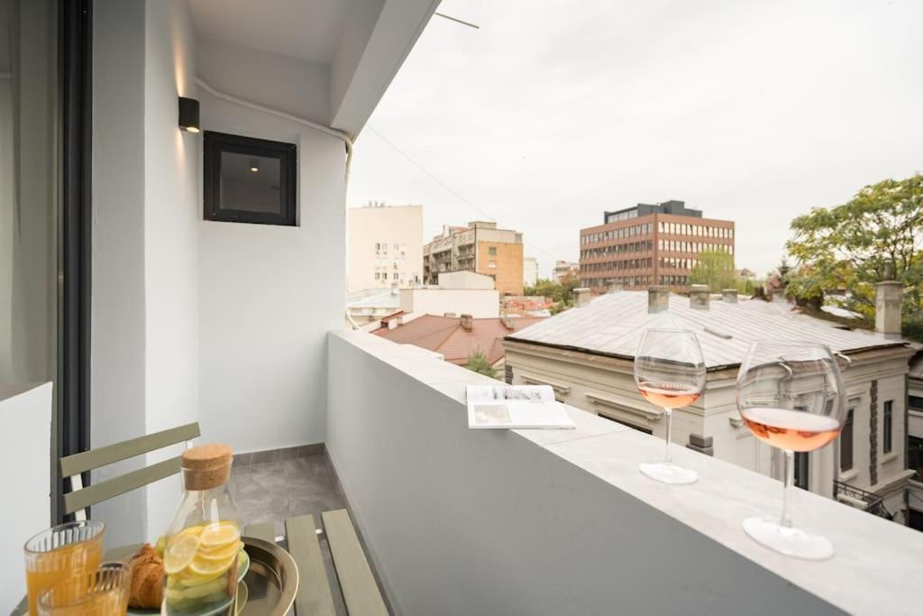 Sunny 4br Flat - Location - Charming Balcony