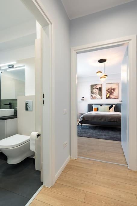 Sunny 4br Flat - Location - Charming Balcony Apartment