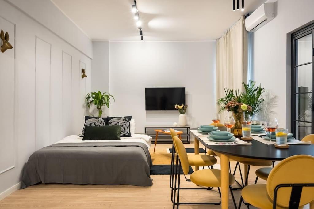 Sunny 4br Flat - Location - Charming Balcony Apartment Bucharest