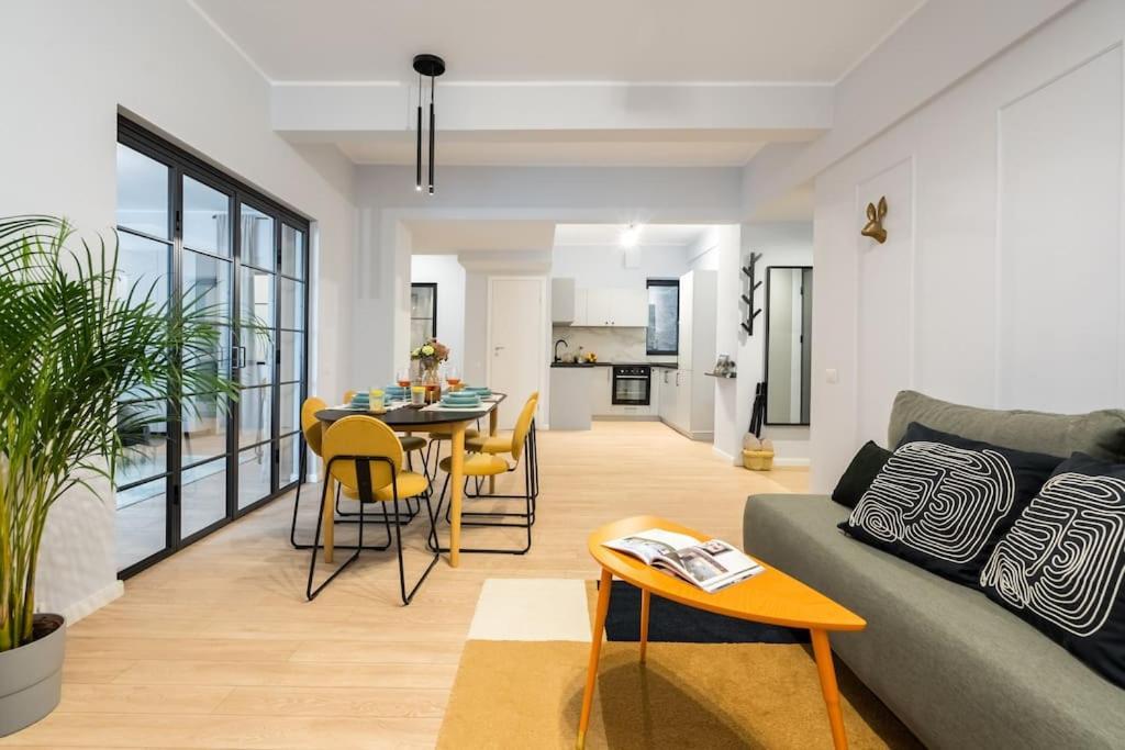 Sunny 4br Flat - Location - Charming Balcony Apartment *