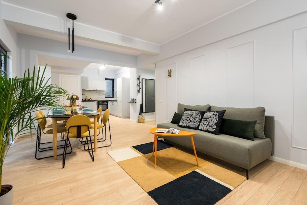 Apartment Sunny 4br Flat - Location - Charming Balcony *
