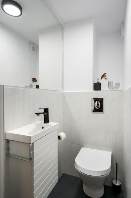 Sunny 4br Flat - Location - Charming Balcony Apartment Bucharest