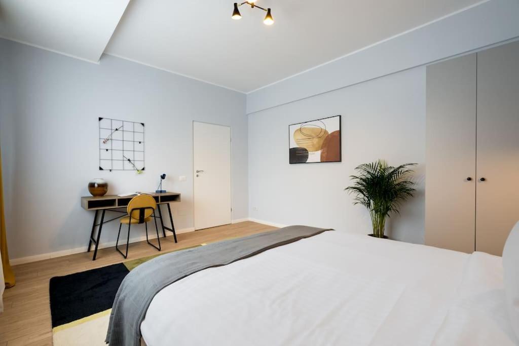 Apartment Sunny 4br Flat - Location - Charming Balcony Bucharest