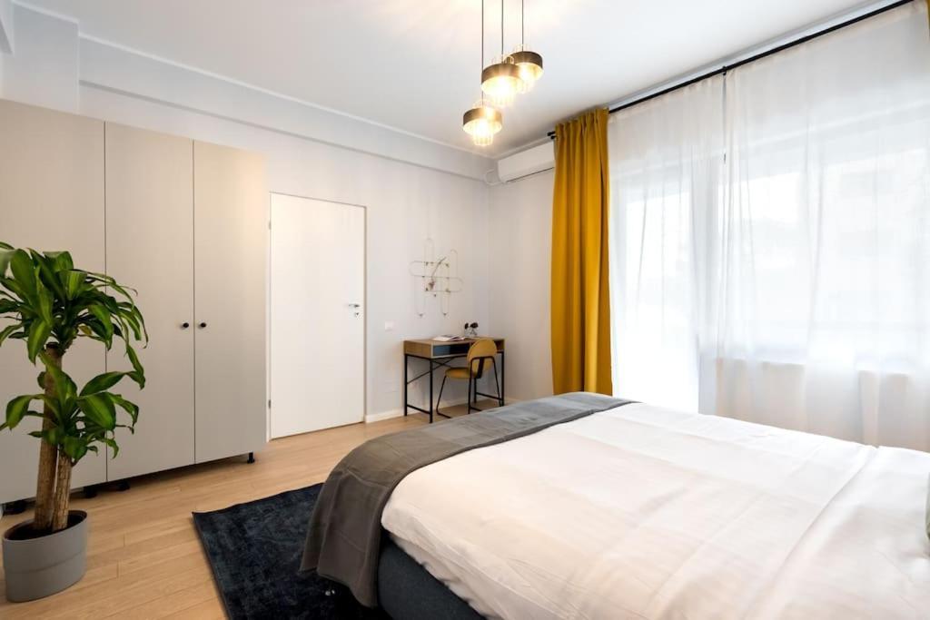 Sunny 4br Flat - Location - Charming Balcony Bucharest