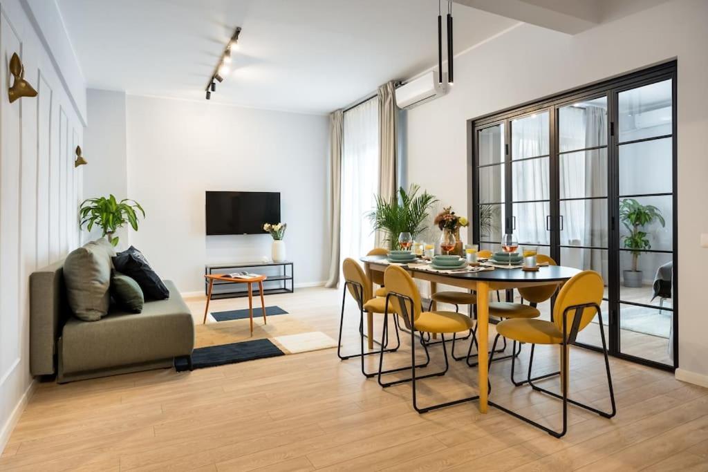Sunny 4br Flat - Location - Charming Balcony Apartment