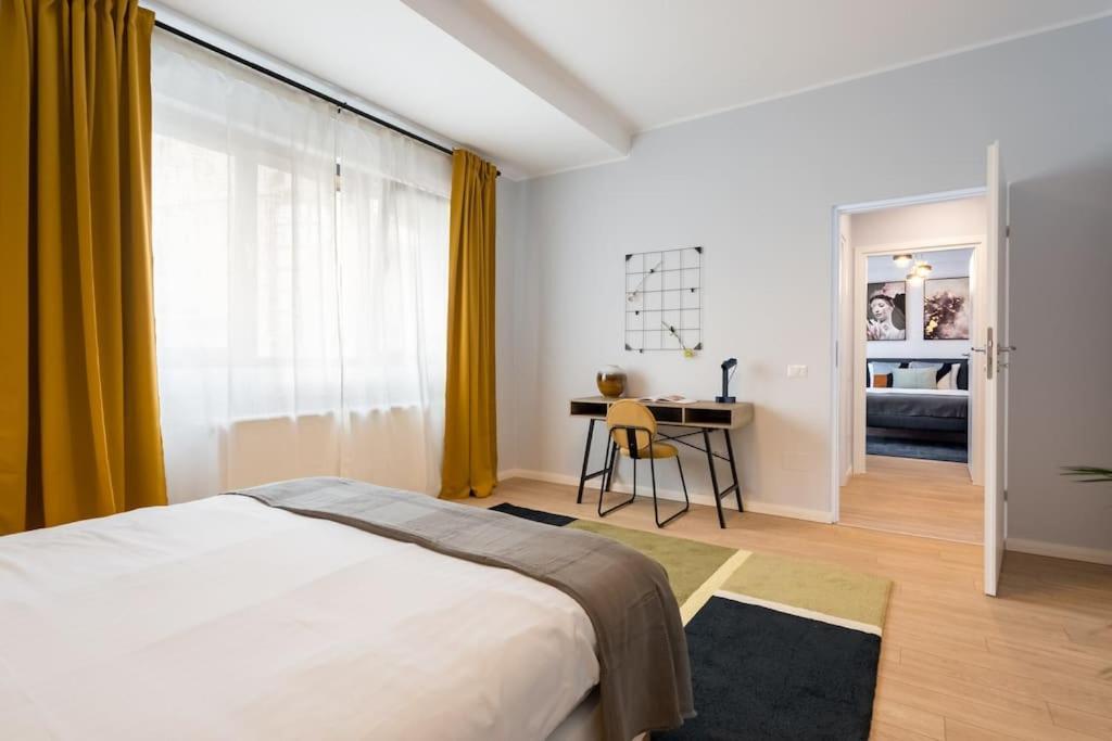 Sunny 4br Flat - Location - Charming Balcony