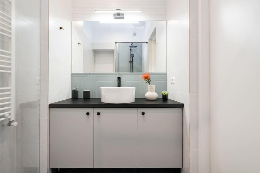 Sunny 4br Flat - Location - Charming Balcony Apartment *