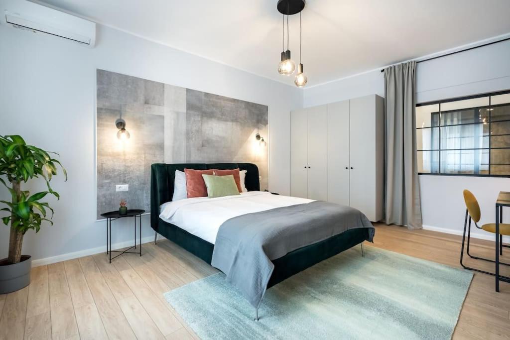 Sunny 4br Flat - Location - Charming Balcony Apartment