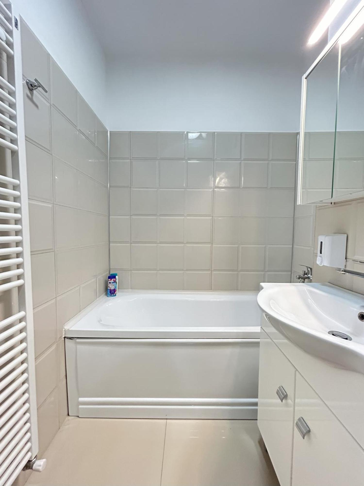 Apartament Urban Retreat With Balcony At Exigent Plaza - 06 *