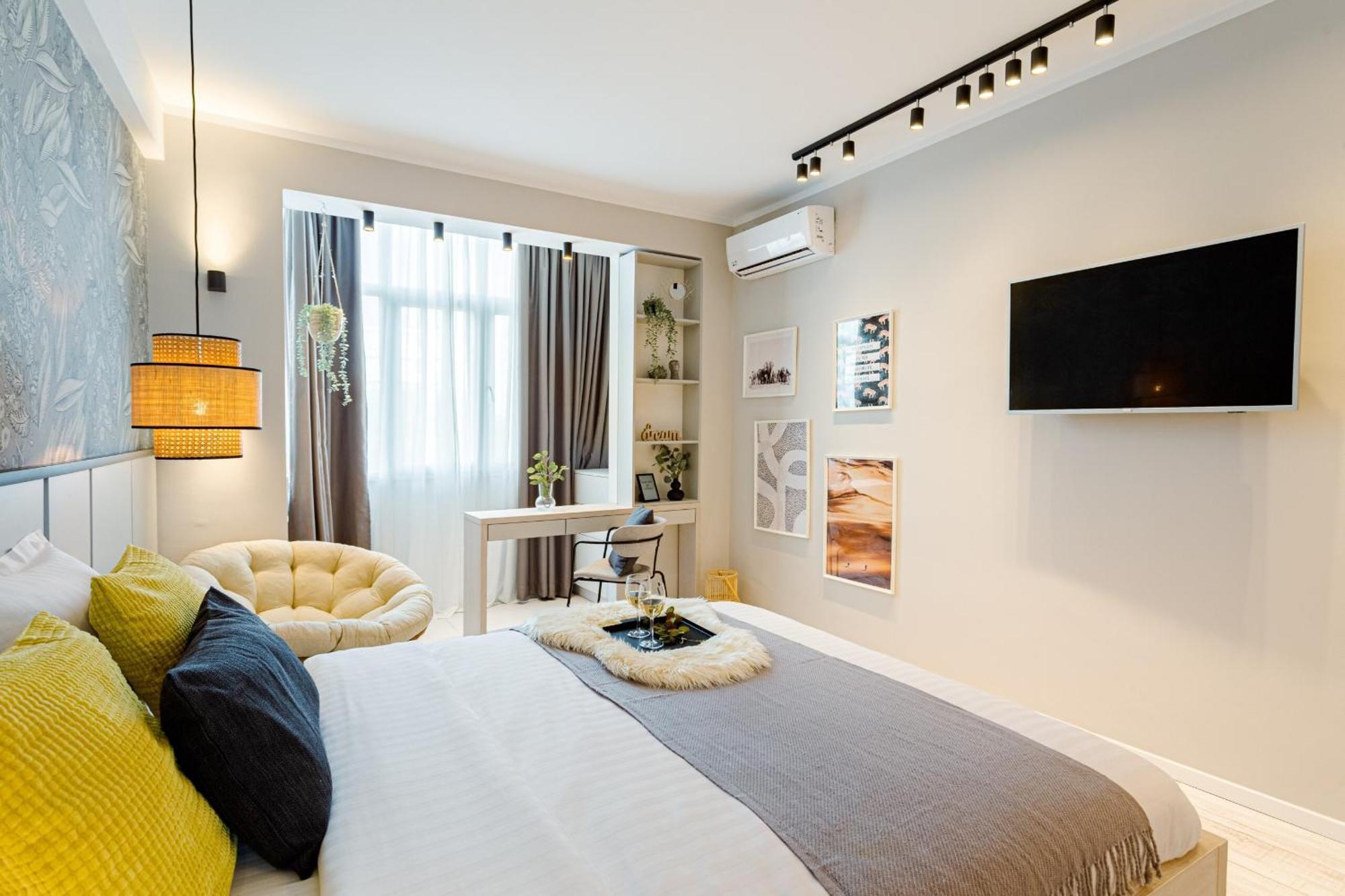 Apartment Centric Charm - Modern Living
