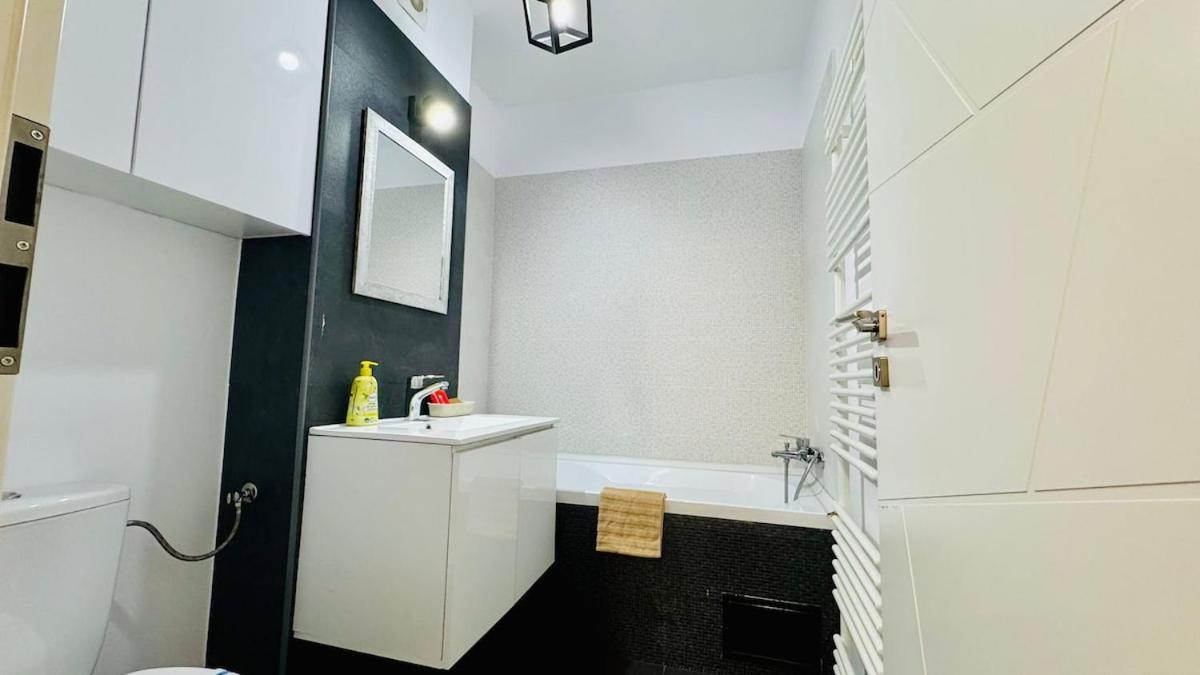 Chique Near Mall Plaza Apartment Bucharest