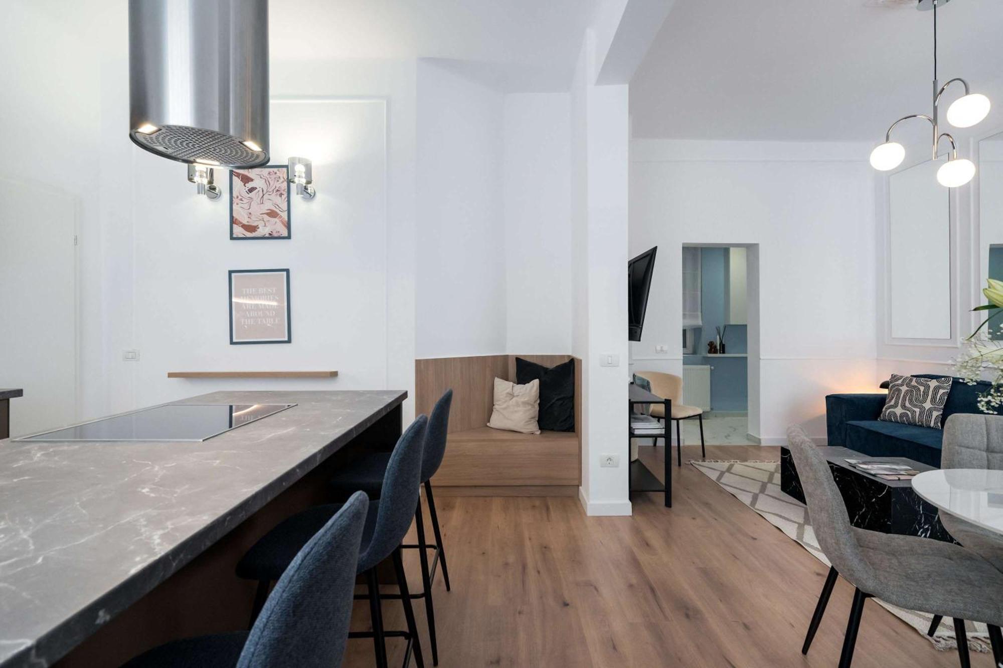 Elegant & Bright 2br - Steps From Old Town