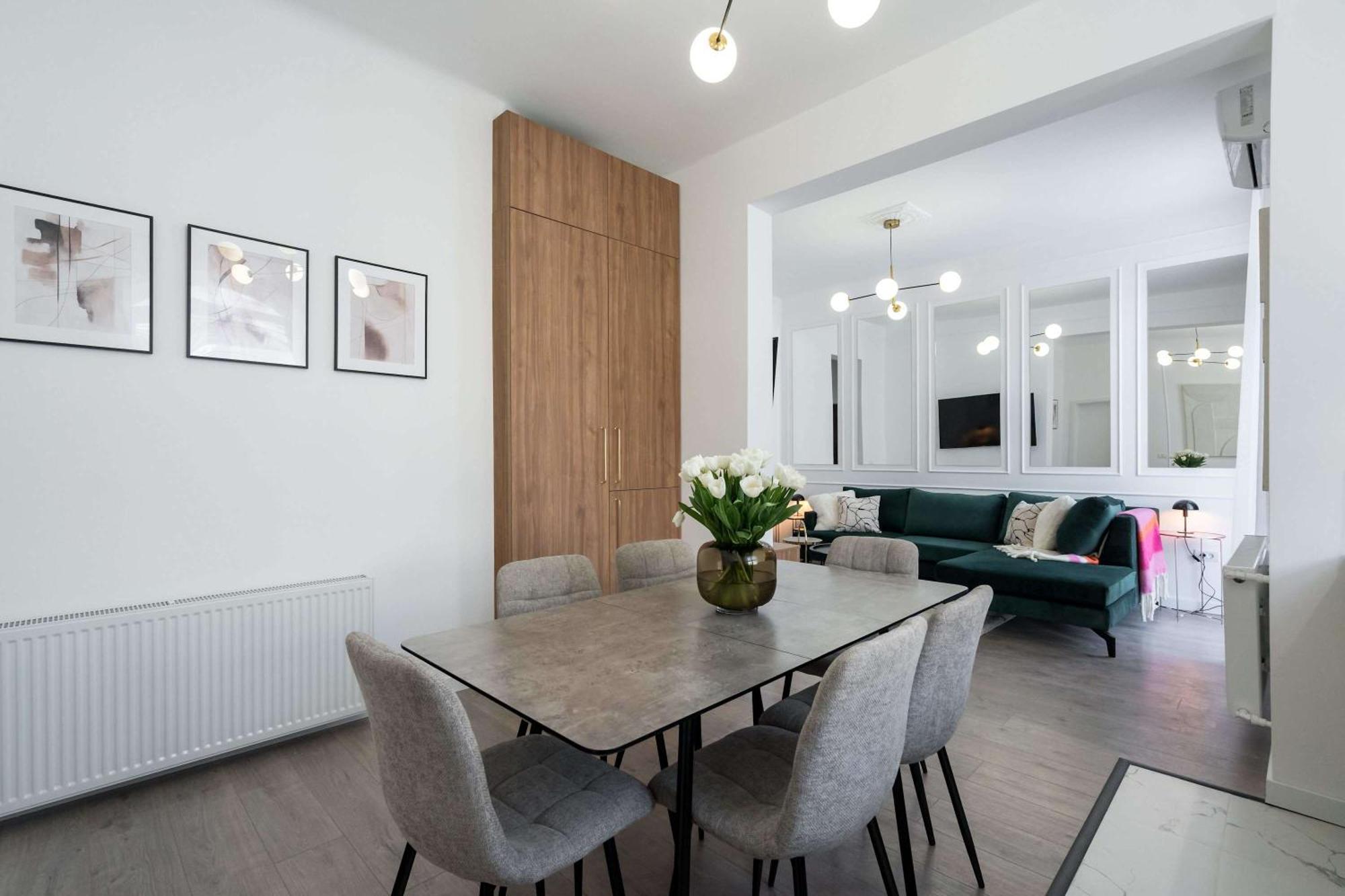 Elegant & Bright 2br - Steps From Old Town Apartment