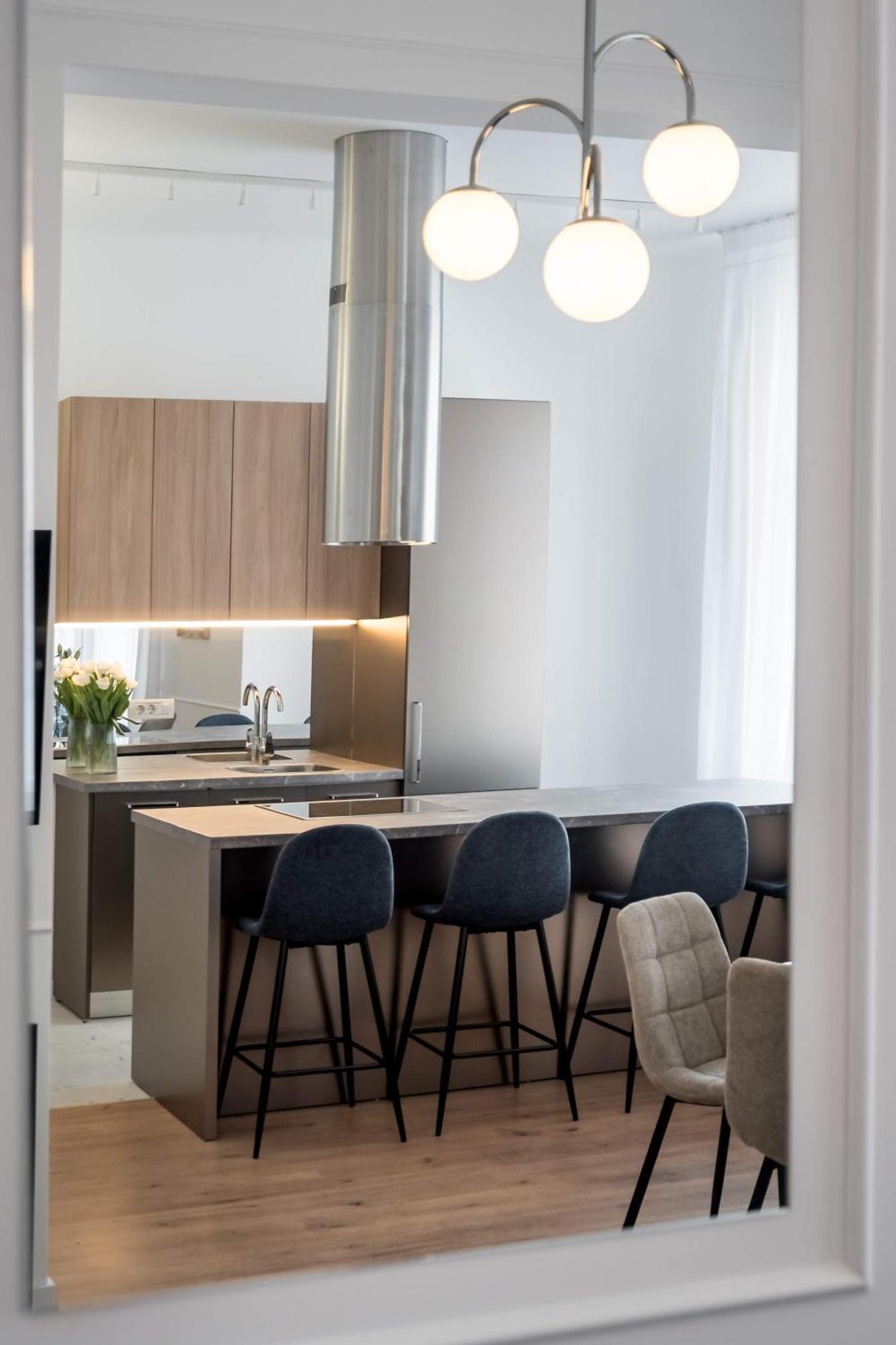 Elegant & Bright 2br - Steps From Old Town Bucharest