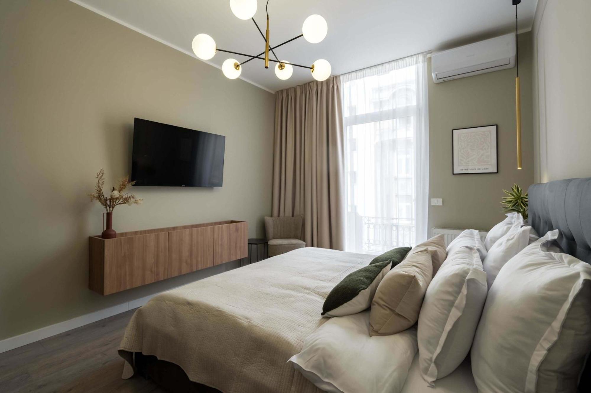 Elegant & Bright 2br - Steps From Old Town Bucharest