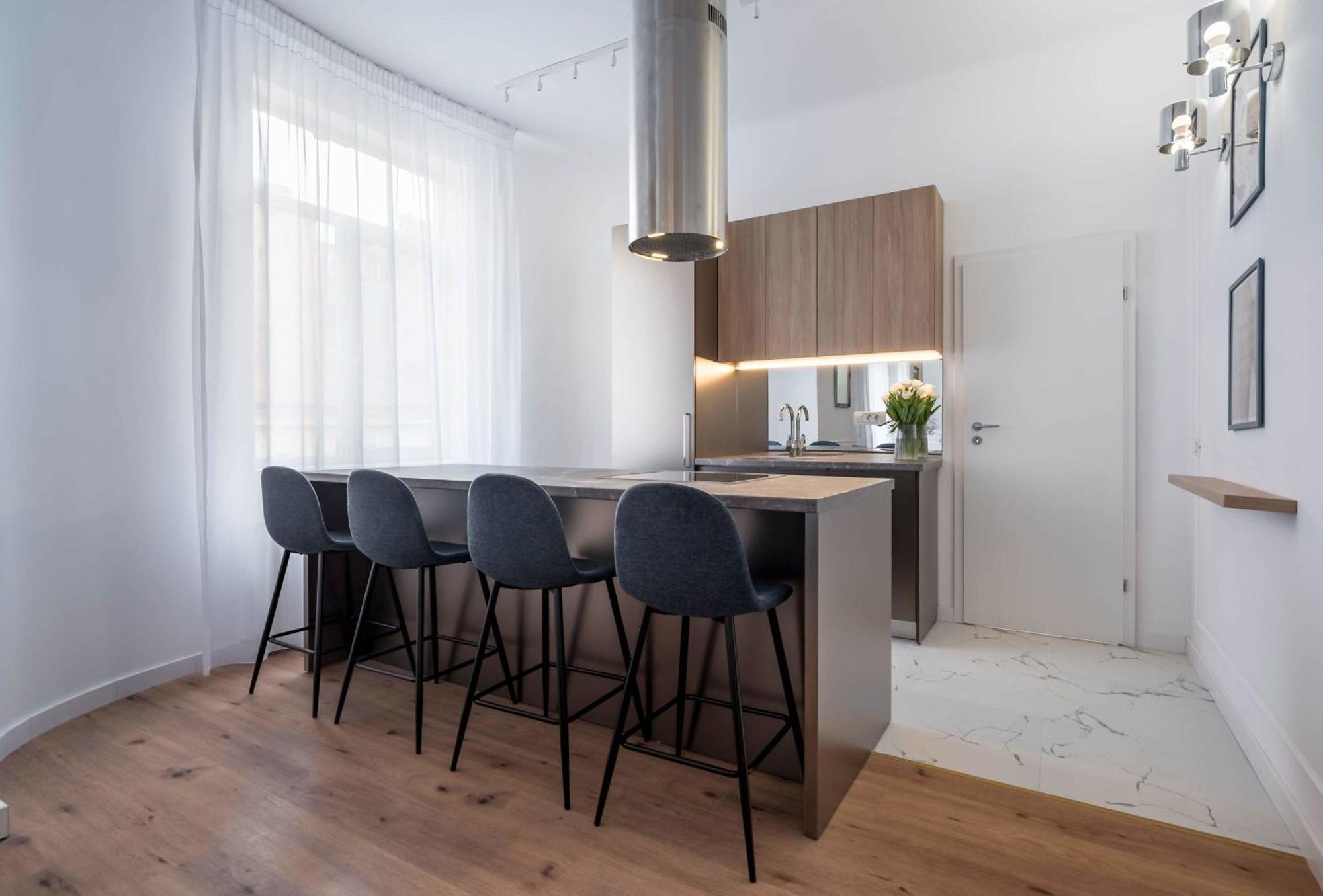 Elegant & Bright 2br - Steps From Old Town *
